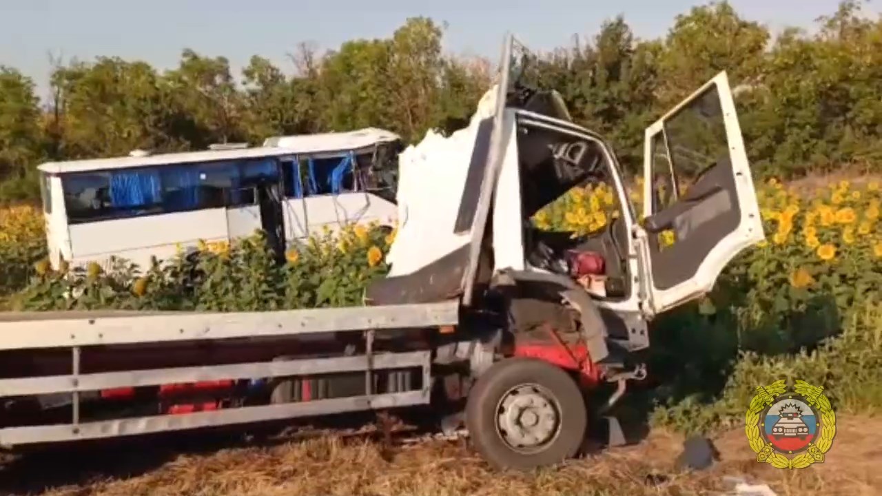 На трассе в Волгоградской области столкнулись грузовик и пассажирский автобус